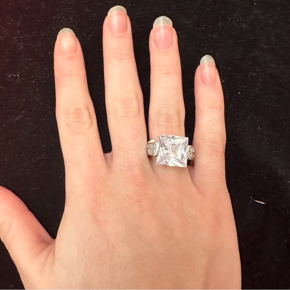 ⬇️Price Drop⬇️NWOT silver ring with large centre stone - Picture 1 of 10